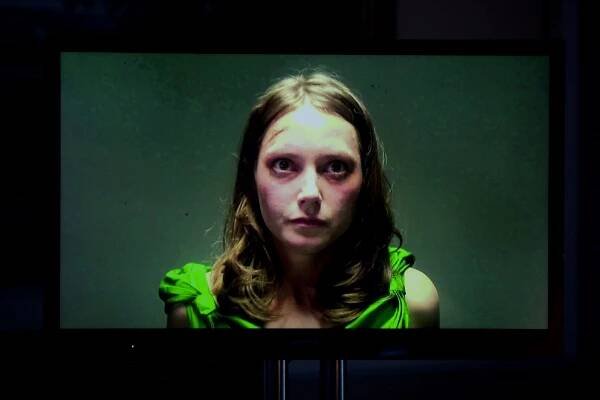 Černé zrcadlo - Národní hymna - Z filmu - Lydia Wilson