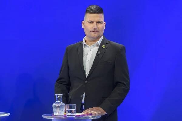 Švec v diskusii prezidentských kandidátov oznámil odstúpenie z volieb, podporil Harabina