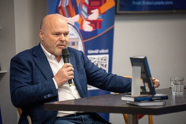Profesor Kolář v Ostravě: pomáhá tenistkám na turnaji a představil novou knihu