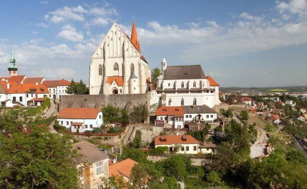 gotický kostel svatého mikuláše, znojmo, česká republika - znojmo - stock snímky, obrázky a fotky