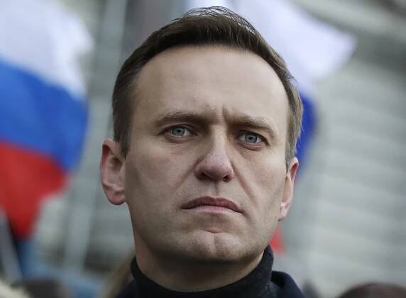 Navalnyj je v kómatu, ale stabilizovaný, říkají lékaři. Podle spolupracovníků zřejmě vypil jed v čaji