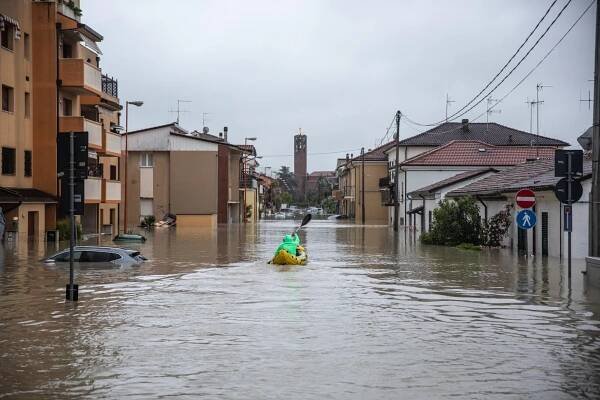 Na Evropu se řítí medikán. Meteorologové varují před extrémním větrem a záplavami