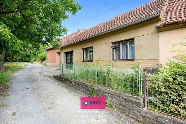 PRODÁNO | Rodinný dům k rekonstrukci – Habrovany | Klid, pozemek, příroda