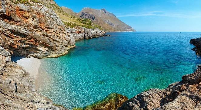 Moře Paradise bay s azurové vody a pláže. Pohled z parku stezka z přírodní rezervace Zingaro pobřeží, mezi San Vito lo Capo a Scopello, Trapani provincie, Sicílie, Itálie. Dva výstřely steh panorama — Stock obrázek