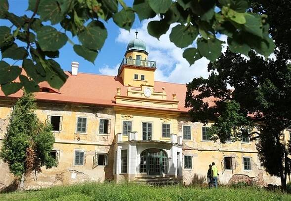 Fotogalerie: Ve Štědré na Karlovarsku se obec snaží zachránit místní zámek.