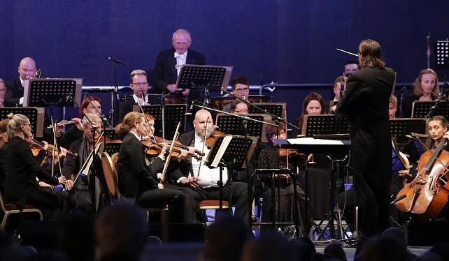 Západočeský symfonický orchestr oslavil narozeniny galakoncertem na kolonádě
