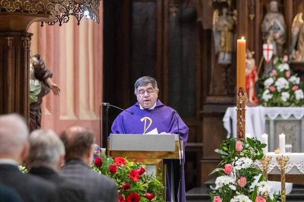 Obrazem: Olomouc se rozloučila s profesorem Jařabem. Rakev vyprovodili potleskem - OLOMOUC.CZ