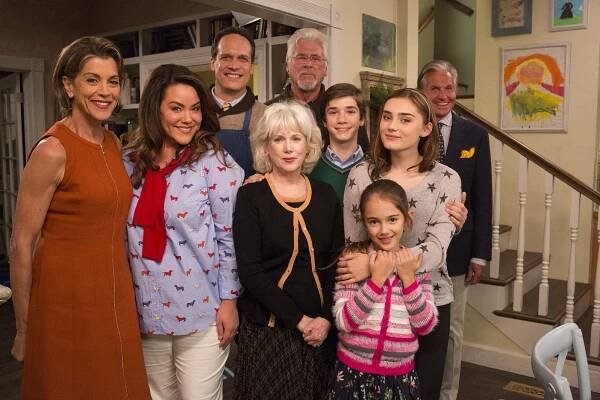 Wendie Malick, Katy Mixon, Diedrich Bader, Julia Duffy, Barry Bostwick, Daniel DiMaggio, Julia Butters, Meg Donnelly, George Hamilton - Americká manželka - Nadějný pár - Promo