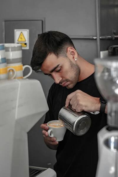 Základová fotografie na téma aroma, atmosféru kavárny, barista, baristické dovednosti, caffè latte, caffè latte art, chutný