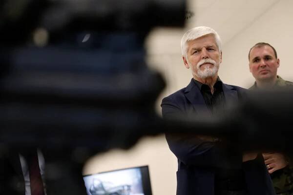 Prezident mezi vojáky: Pavel si ve Vyškově prohlédl zbraně i techniku