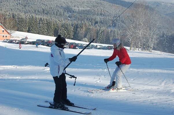 VIDEO: Podmínky na horách se rychle lepší, skicentrum naplno zasněžuje
