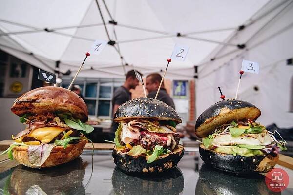 Americká klasika dorazí do Plzně, dvacítka výrobců burgerů předvede své umění