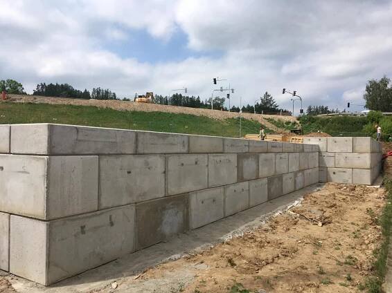 Opěrné stěny u nákupního centra v Týnu nad Vltavou