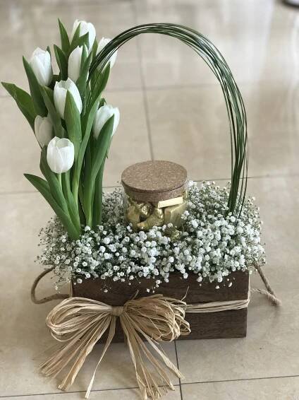 Tulips and gypsophila arrangement | Arreglos florales sencillos, Arreglos florales creativos, Arreglos florales fáciles