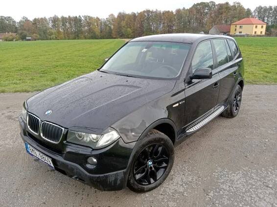 PRODAM BMW X3 2.0D 130KW, R.v 9/2008 Facelift, STK 8/2024 Najeto 243***Km Původ Italie. V Roce 2020 Dovoz z Německa. Servisní Knížka. Nyní po servisu,(Řemen,řemenice,Kladky, Vodní Pumpa, Motorový olej, Všechny Filtry, Chladicí kapalina) Nově naplněna klimatizace Výbava Dešťový senzor Led Světla, Asistent při jízdě ze svahu, Venkovní nášlapy, Palubní počítač Kožené sedačky, Kožený volant Tempomat, Isofix, EL. Okna Automatická 6stup převodovka ESP,ABS TPMS Pohon 4x4 Parkovací senzory, Rádio USB,AUX,CD, Klimatizace, BI-Xenony, Multifunkční volant Tažné zařízeni Allu R17 CENA