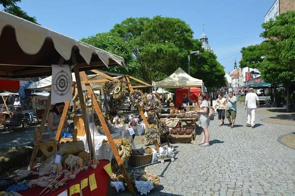 Kolotoč a stánky. Trh v historickém duchu oživil rozpálené centrum Lípy