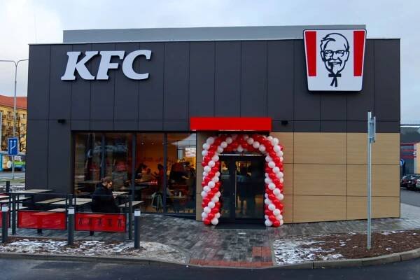 FOTO DNE: KFC otevřelo v Mostě třetí provozovnu. Bylo narváno