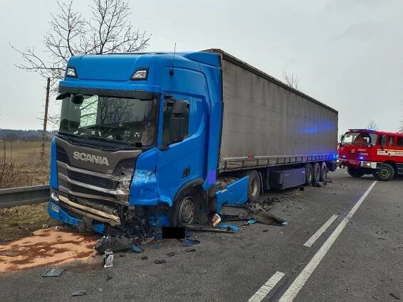 Tah z Jihlavy na Znojmo už jede. Po střetu s kamionem zemřel řidič osobního auta