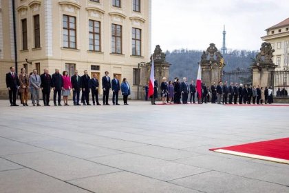 Delegace vítá filipínského prezidenta u Pražského hradu.