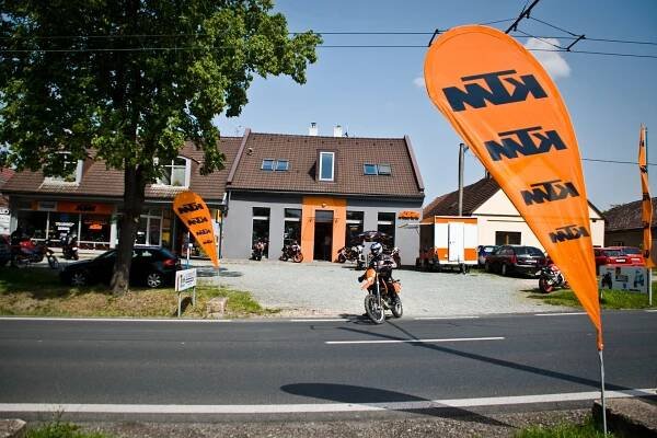 Interiér a fasáda prodejny KTM v Hradci Králové / AB Ateliér Brinkman