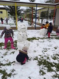 Zimní radovánky dětí v Mateřské škole Klicperova v Rakovníku.