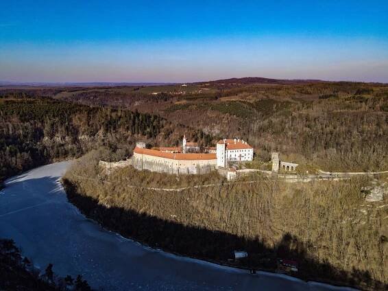 Hrady Bítov a Cornštejn nabírají sílu na sezonu. Podívejte se na záběry z dronu