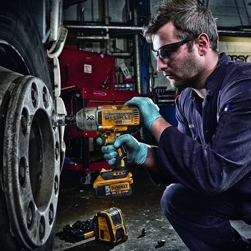 DCF899P2 DeWALT bezuhlíkový aku rázový utahovák 2x5,0 Ah, 950 Nm