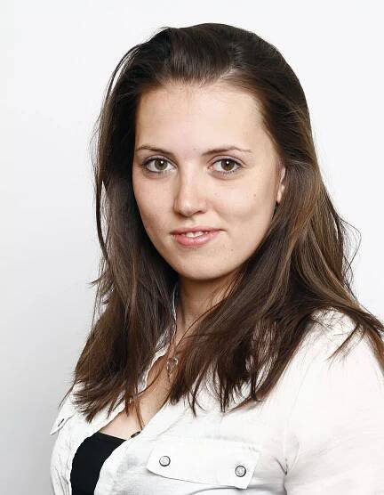 Jako jediná náměstkyně na obraně si řídí auto sama, opakovaně překročila rychlost