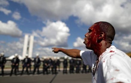 Obrazem: Lidé v ulicích přemohli policii. Brazilský prezident si chtěl povolat na pomoc armádu