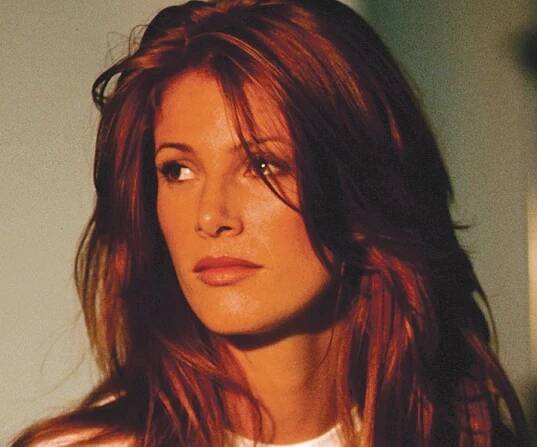 Angie Everhart Biography - Facts, Childhood, Family & Achievements of Actress & Model