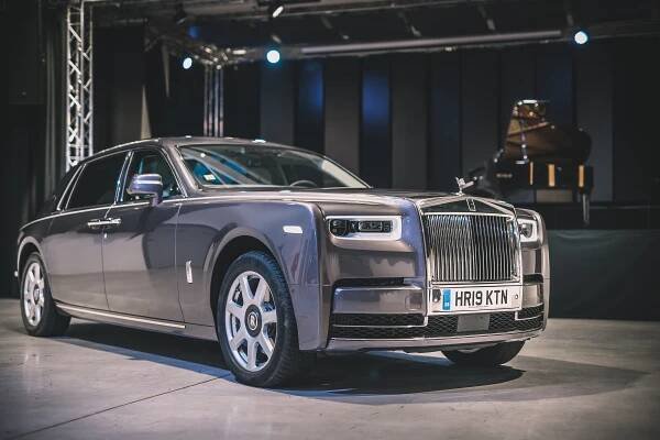 Co má společné nejluxusnější auto světa s českými klavíry? Tradici, řemeslnou kvalitu a klasickou techniku v té nejlepší formě. Nejen o tom je Rolls-Royce Phantom