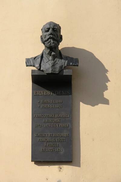 Soubor:Praha, Malostranske namesti 27 - Ernest Denis (pametni deska s bustou).jpg