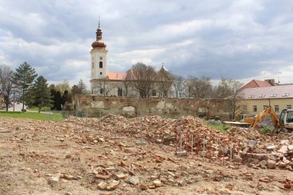 Práce na opravách tvrze v Hluku zbrzdili archeologové, tvrdí starosta