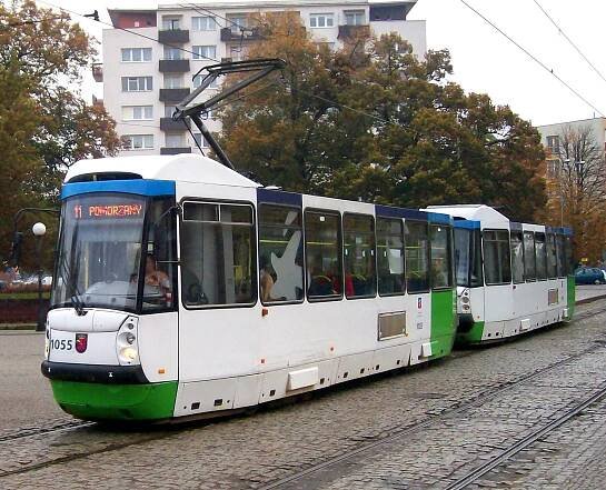 Soubor:Konstal 105N2k2000 1055+1056, tram line 11, Szczecin, 2013.jpg