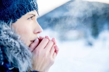 mladá žena portrét v chladném zimním dni - dechová pára - stock snímky, obrázky a fotky