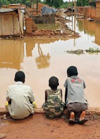 Jungen beobachten ein überschwemmtes Stadtviertel in Niamey, der Hauptstadt Nigers