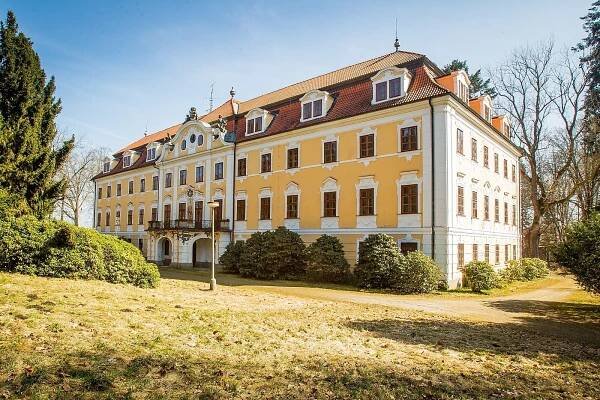 Načerno přestavuje zámek v Chlumu u Třeboně. Úředníky nový majitel ignoruje
