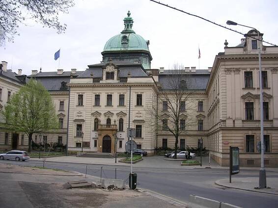 Soubor:Strakova akademie z ulice U Bruských kasáren.jpg – Wikipedie