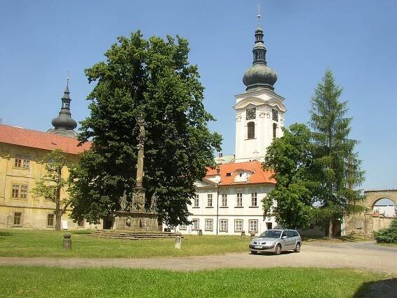 Soubor:Doksany Convent CZ first courtyard 126.jpg – Wikipedie