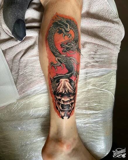 Tetování drak a maska hannya na lýtku