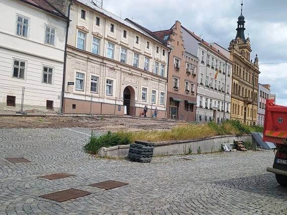 Těžká technika už strhává dlažbu v centru Strakonic. Začala proměna náměstí
