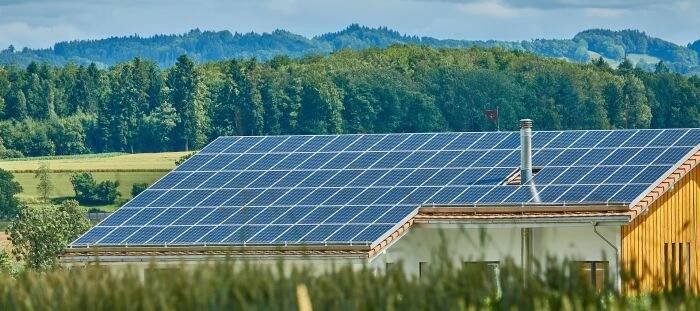 Dům a solární panely: Sluneční elektrárna nemusí být vidět - náhledový obrázek