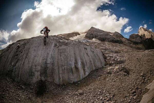Climb with ease! Richie Schley puts the new ROTWILD R.G+ through its paces high up in the Dolomites.