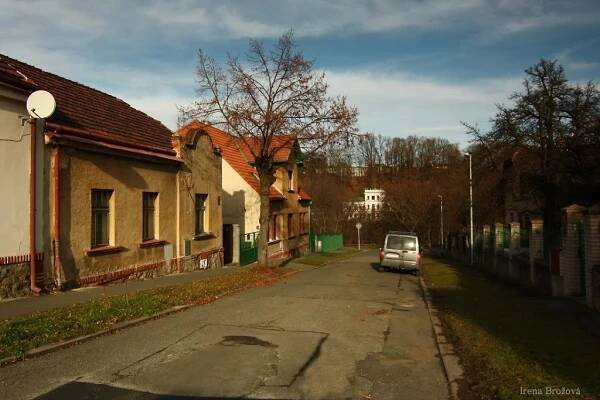 Malešice, Chládkova ulice (v pozadí Jiráskova vila)