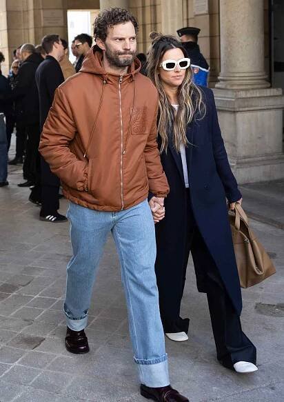 Jamie Dornan and Amelia Warner attends the Loewe Menswear Fall/Winter 2024-2025 show as part of Paris Fashion Week on January 20, 2024.