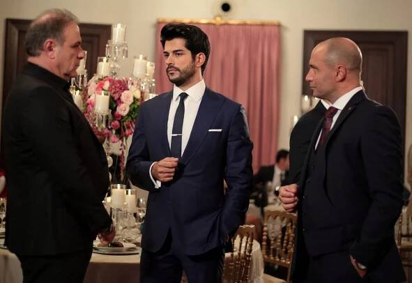 Nekonečná láska - Epizoda 3 - Z filmu - Burak Sergen, Burak Özçivit, Kürşat Alnıaçık