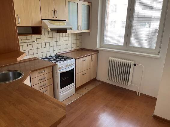 Nabízím k pronájmu byt 3+1 o výměře 70m2 na ulici Habrová, Třinec-Sosna. K bytu náleží nadstandartní zděný sklep a parkování