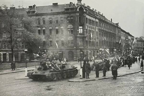 Prahu zachránili před zničením vlasovci. Ti, co měli přijít včas, přišli až potom