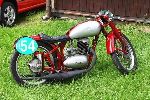 V Jičíně burácely motory historických motocyklů