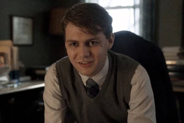 Fotka: Ty Simpkins hraje mladého misionáře, který si umane, že Charlieho zachrání, přitom potřebuje zachránit sám
